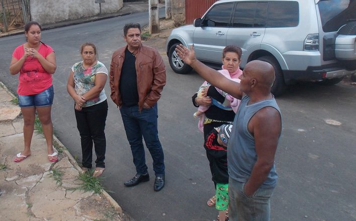 Robson Magela se reúne com moradores do bairro Francisco Duarte