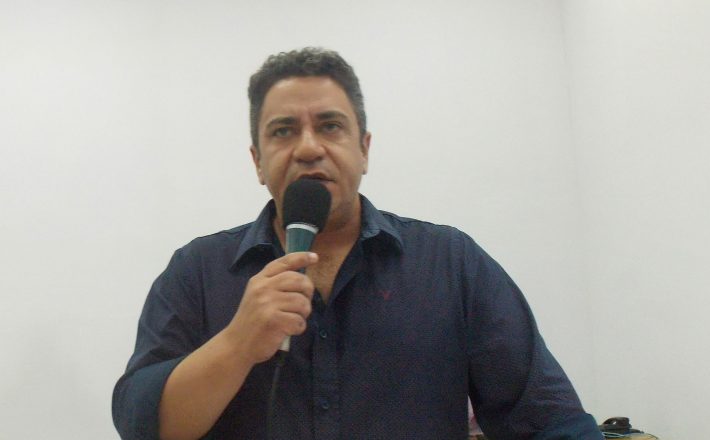 Robson Magela faz cobranças sobre o concurso público e questiona a varrição de rua em Araxá