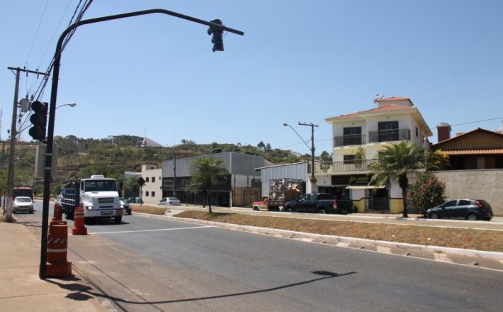 Instalado semáforo em frente ao Corpo de Bombeiros