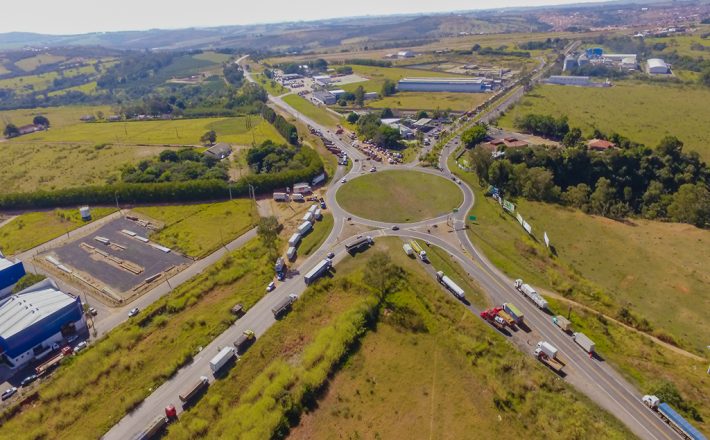 Greve dos caminhoneiros já compromete serviços de coleta de lixo e capina em Araxá