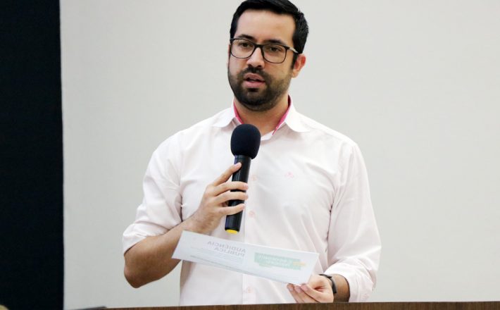 Raphael Rios acompanha manutenção e reparos na Escola Dona Gabriela