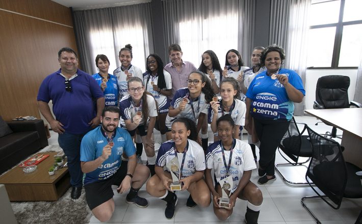 Prefeito Aracely recebe atletas de vôlei do projeto Meninas de Ouro