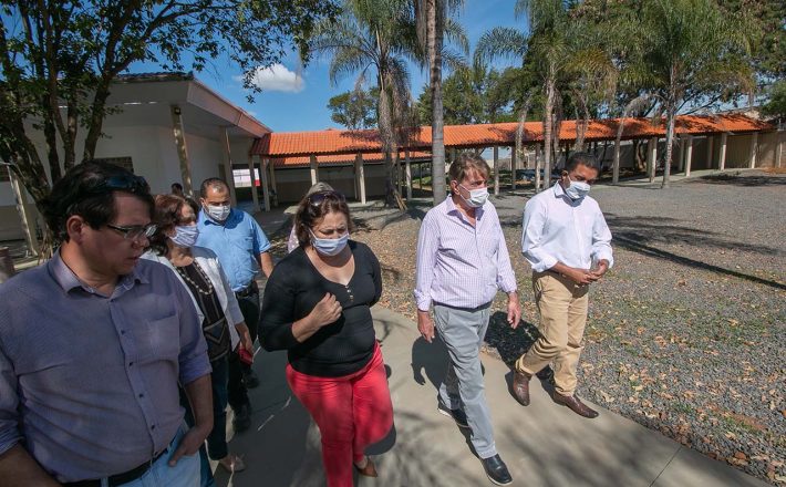 Prefeito Aracely visita a E.M. Professora Auxiliadora Paiva totalmente reformada