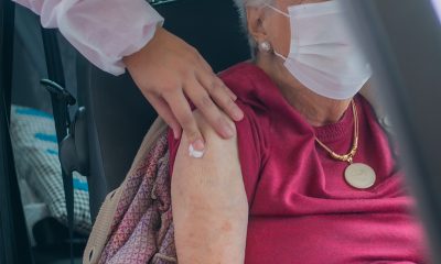 Aplicação da 2ª dose para idosos acima de 90 anos começa nesta terça por drive-thru na Escola Alice Moura