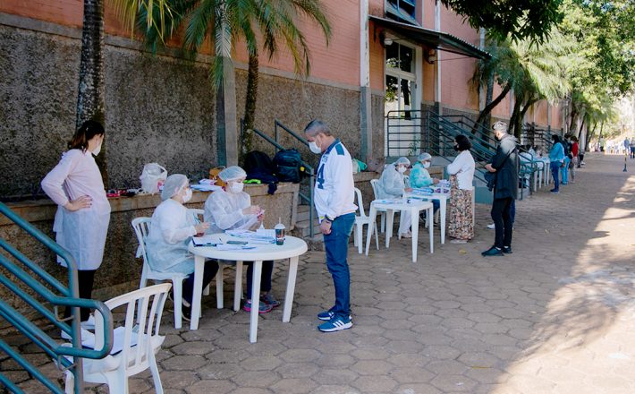 Araxá vacina pessoas com 48 anos contra a Covid-19 nesta terça