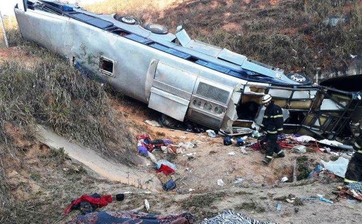 Grave acidente com ônibus na BR.146 deixa passageiros feridos e um óbito no município de Ibiá/MG.