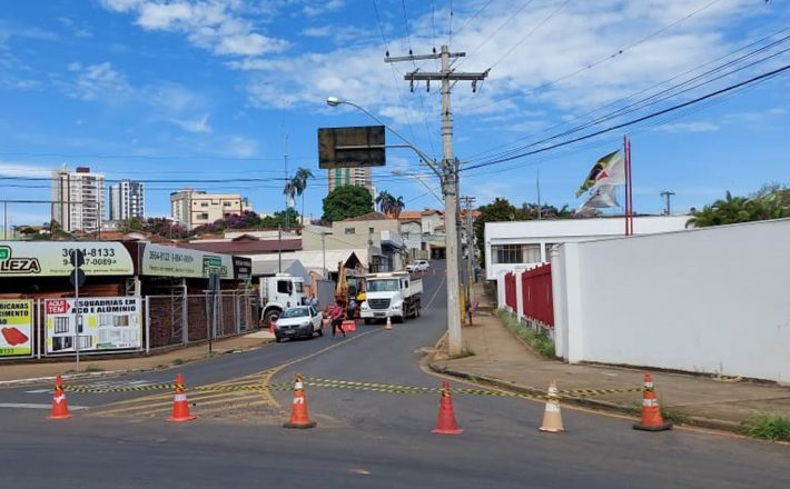 Trecho da rua Belo Horizonte em frente ao Corpo de Bombeiros está interditado para reparos