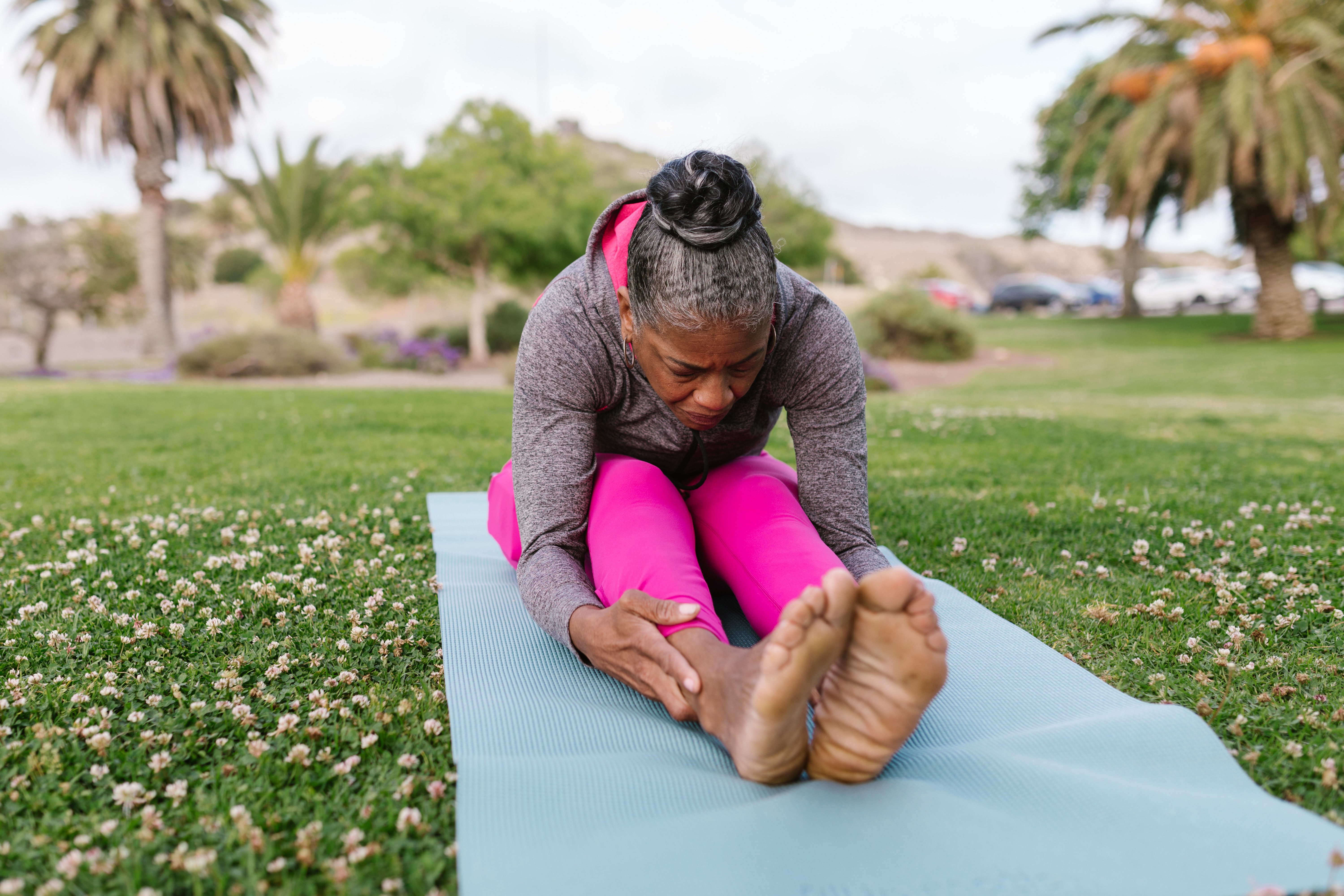 Posições de Yoga podem aliviar desconfortos na terceira idade