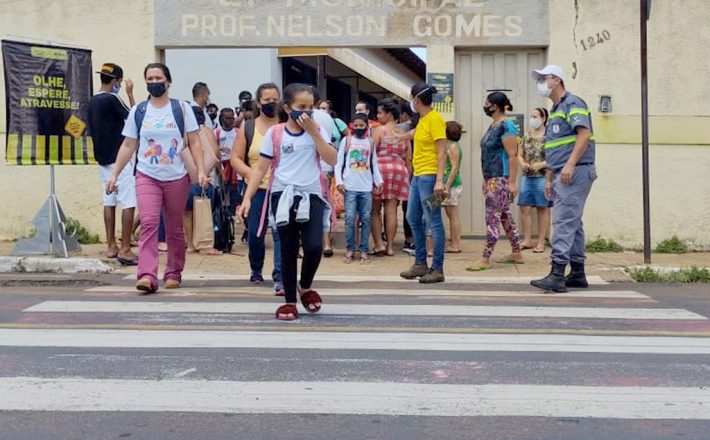 Campanha pelo uso das faixas de pedestres percorre escolas e bairros de Araxá