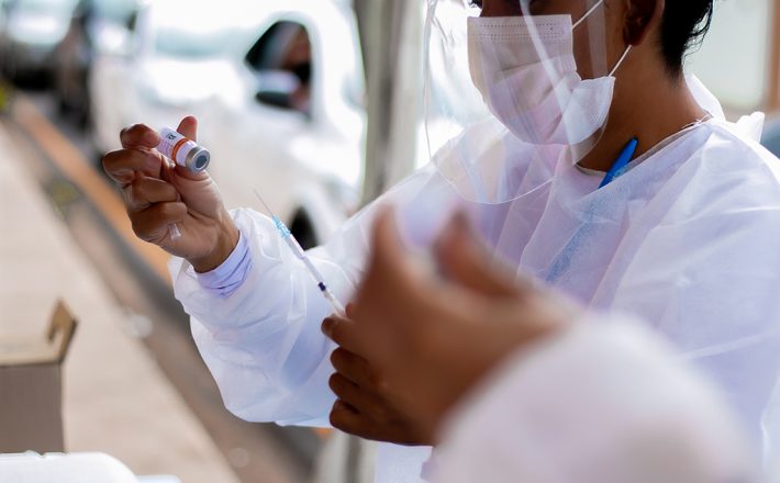 Araxá realiza a 4ª dose contra a covid para idosos 75+ em sistema drive-thru