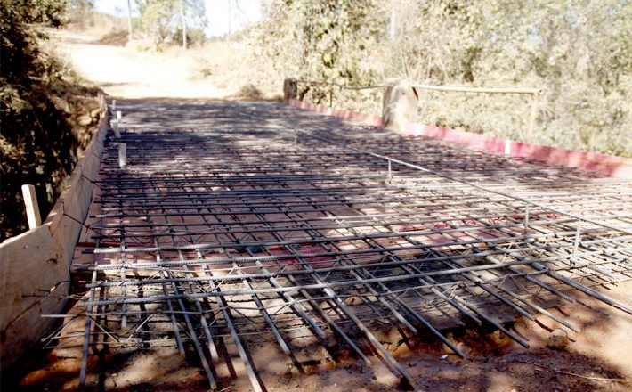 Prefeitura de Araxá executa recuperação da ponte sobre o Córrego do Marmelo