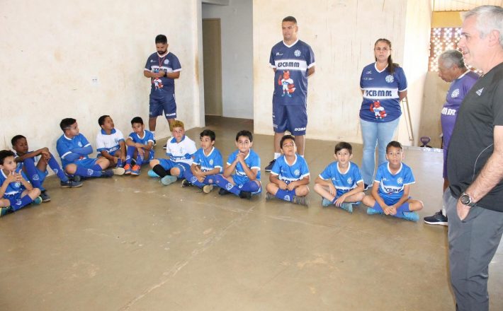 Dínamo promove palestra sobre a importância do trabalho em equipe para alunos do projeto Lobinho