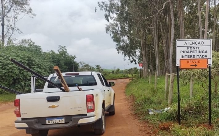 Ponte sobre o Ribeirão Pirapetinga está interditada; usuários devem utilizar desvio