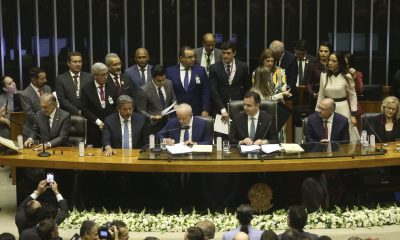 Em seu primeiro dia como presidente, Lula assina 52 decretos e 4 MPs