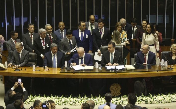 Em seu primeiro dia como presidente, Lula assina 52 decretos e 4 MPs