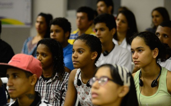 Pobreza e violência pioram saúde mental de jovens