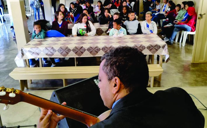 Uma experiência cultural única tem encantado e educado os alunos em Araxá.