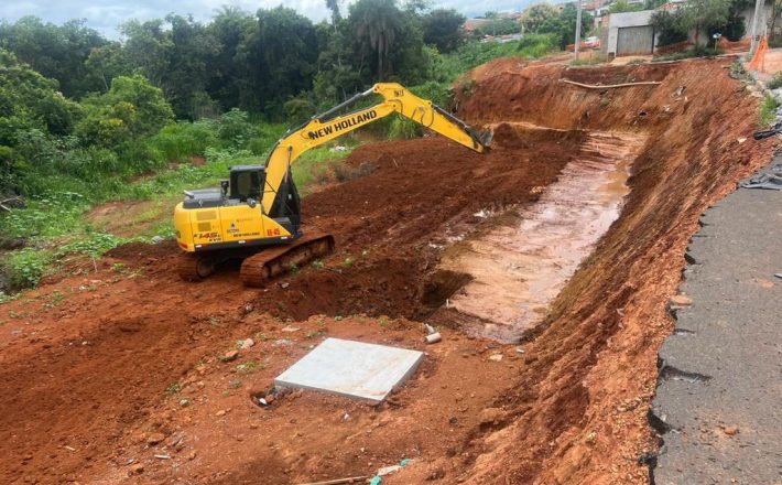 Prefeitura de Araxá inicia recuperação de área afetada por erosão no Pão de Açúcar 3