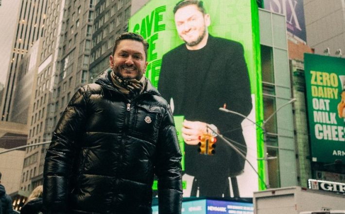 Thiago Bartos anuncia lançamento de seu primeiro livro na Times Square