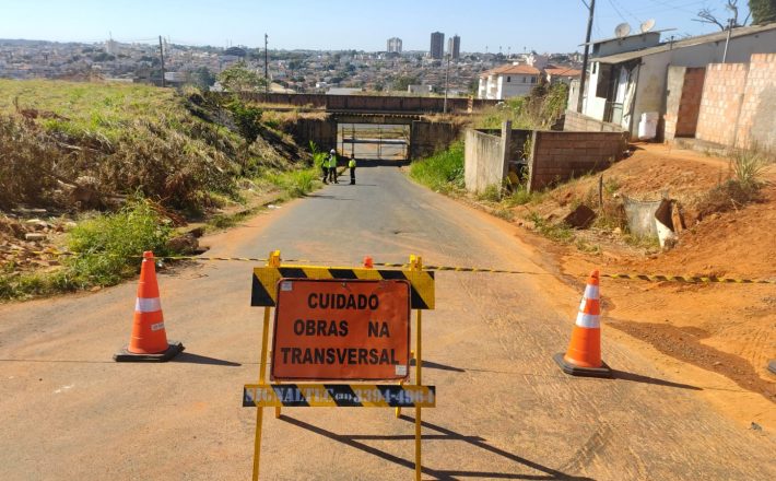 Viaduto do bairro São Domingos está interditado para obras; motoristas devem buscar rotas alternativas
