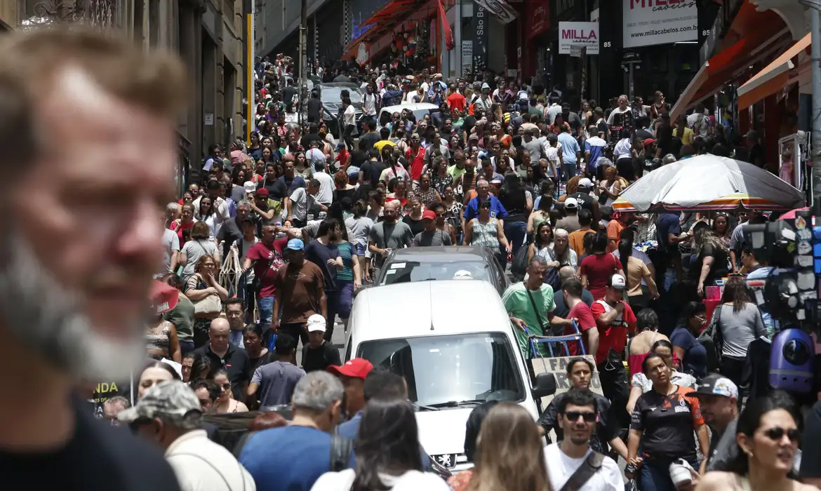 Brasil registra 212,6 milhões de habitantes em julho de 2024, diz IBGE