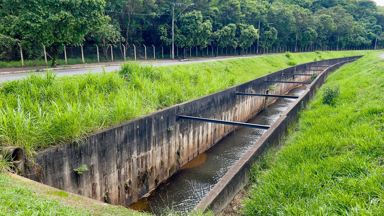 Prefeitura realiza obras de reforço estrutural no canal da Avenida Dâmaso Drumond