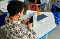 Escolas devem informar se autorizam o uso do celular em sala de sala