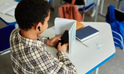 Escolas devem informar se autorizam o uso do celular em sala de sala