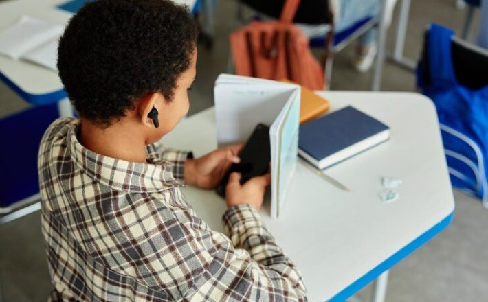 Escolas devem informar se autorizam o uso do celular em sala de sala