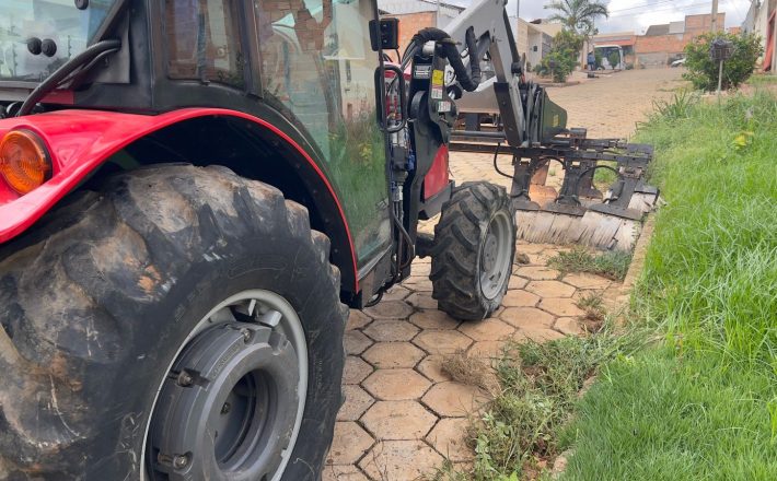 Capina Elétrica agiliza o serviço de limpeza pública em Araxá