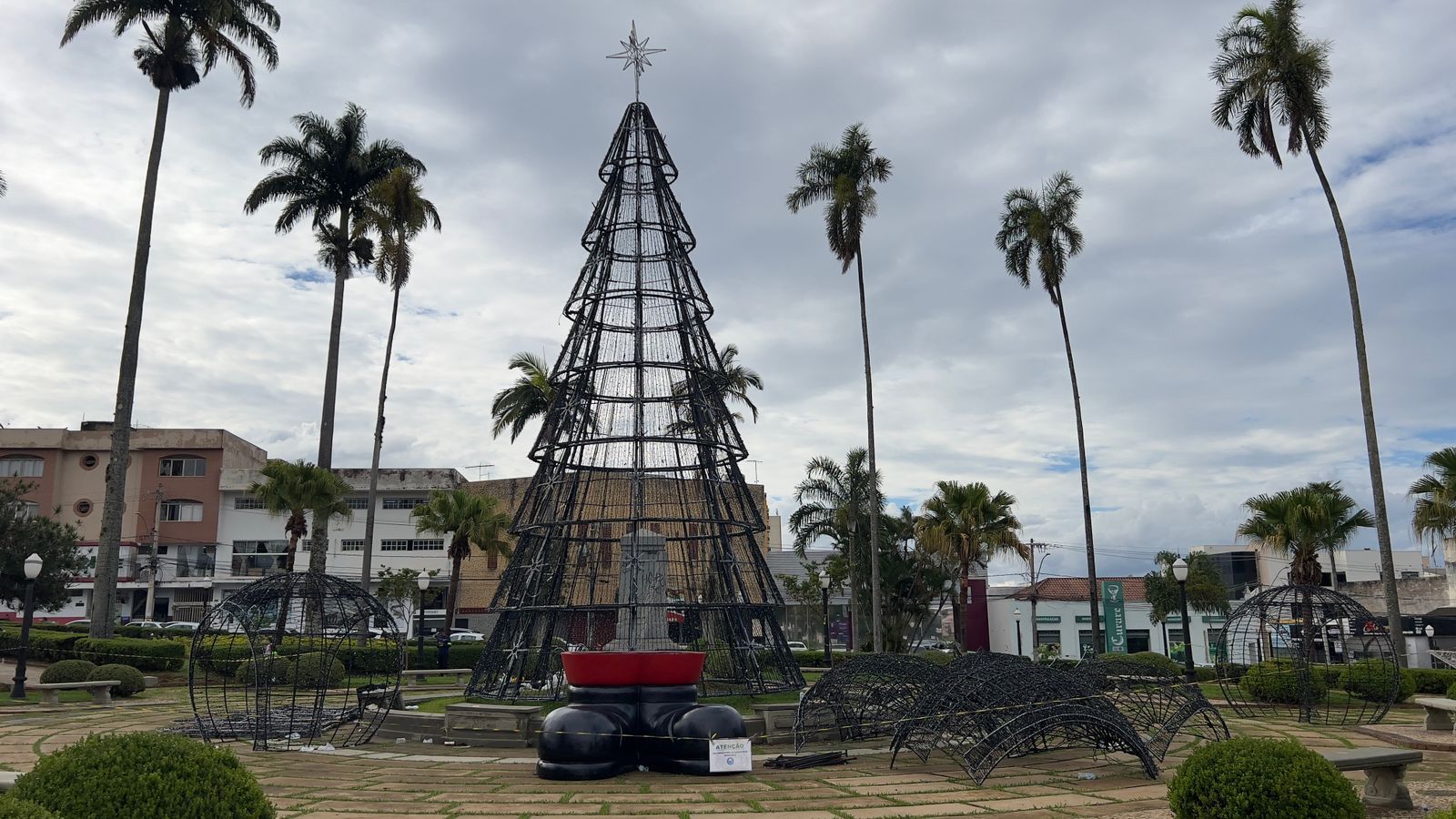 Decoração de Natal promete atrair turistas e movimentar comércio local