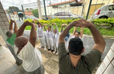 Estratégias de Saúde da Família oferecem grupos de alongamento gratuitos à comunidade