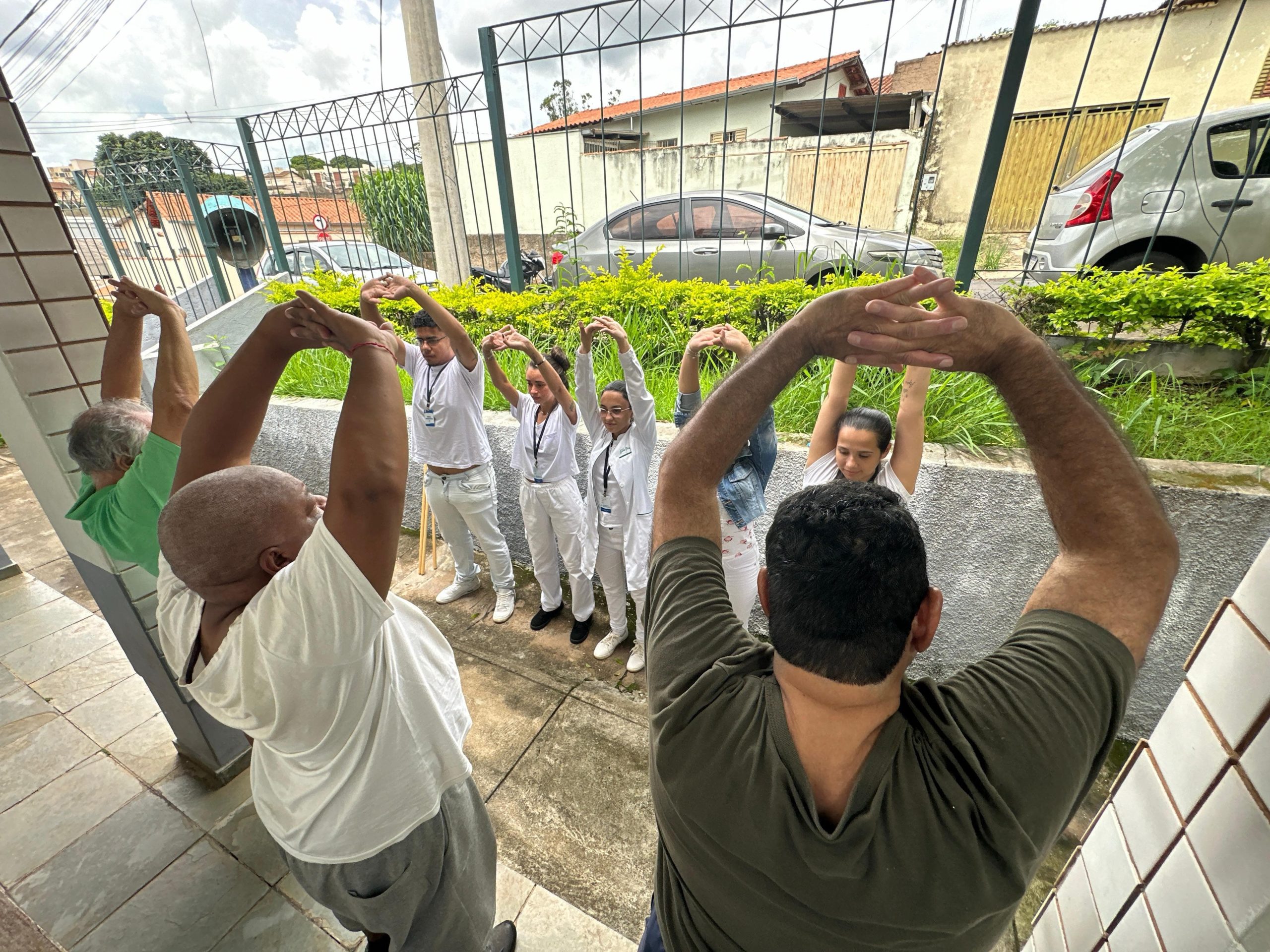 Estratégias de Saúde da Família oferecem grupos de alongamento gratuitos à comunidade