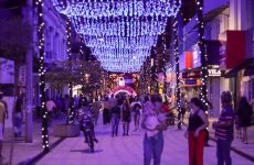 Iluminação de Natal já impacta o comércio local em Araxá