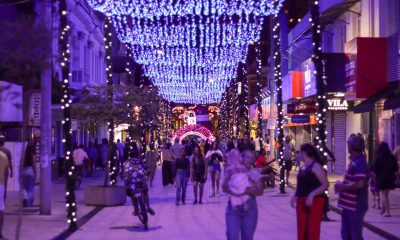 Iluminação de Natal já impacta o comércio local em Araxá