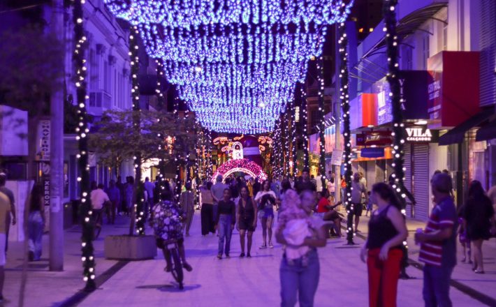 Iluminação de Natal já impacta o comércio local em Araxá