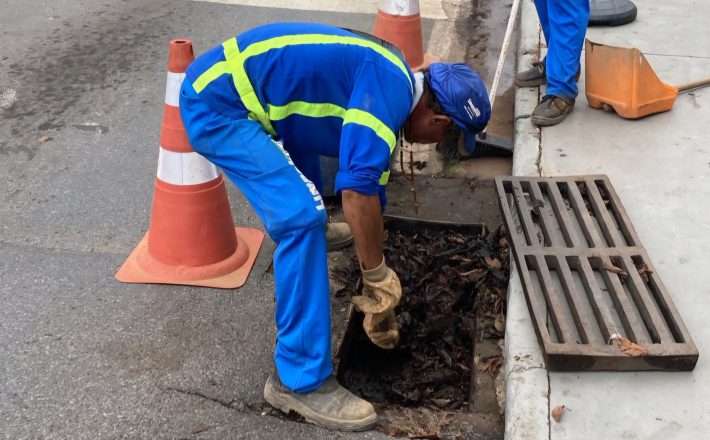 Prefeitura de Araxá realiza limpeza preventiva de bueiros para evitar alagamentos