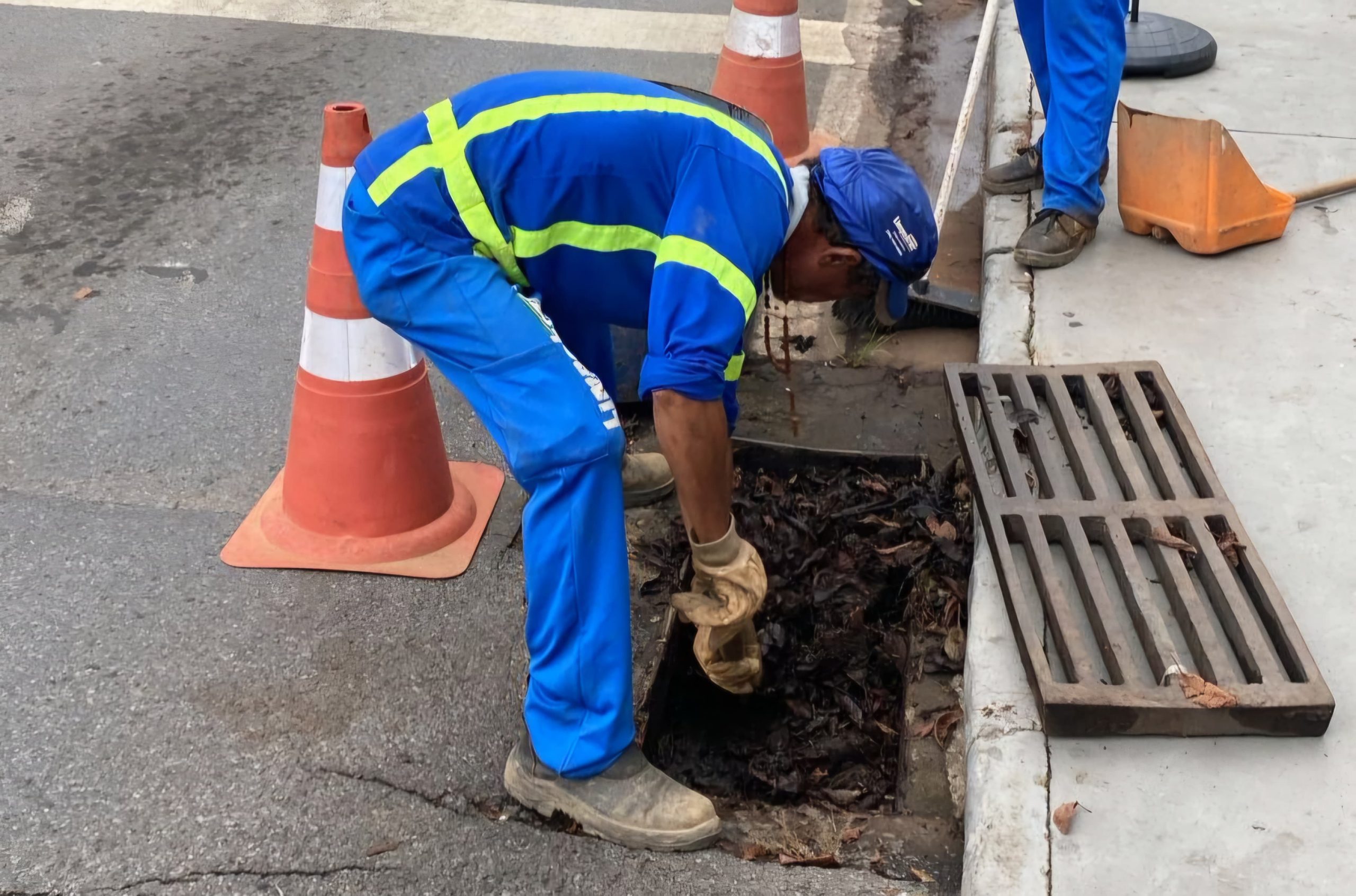 Prefeitura de Araxá realiza limpeza preventiva de bueiros para evitar alagamentos