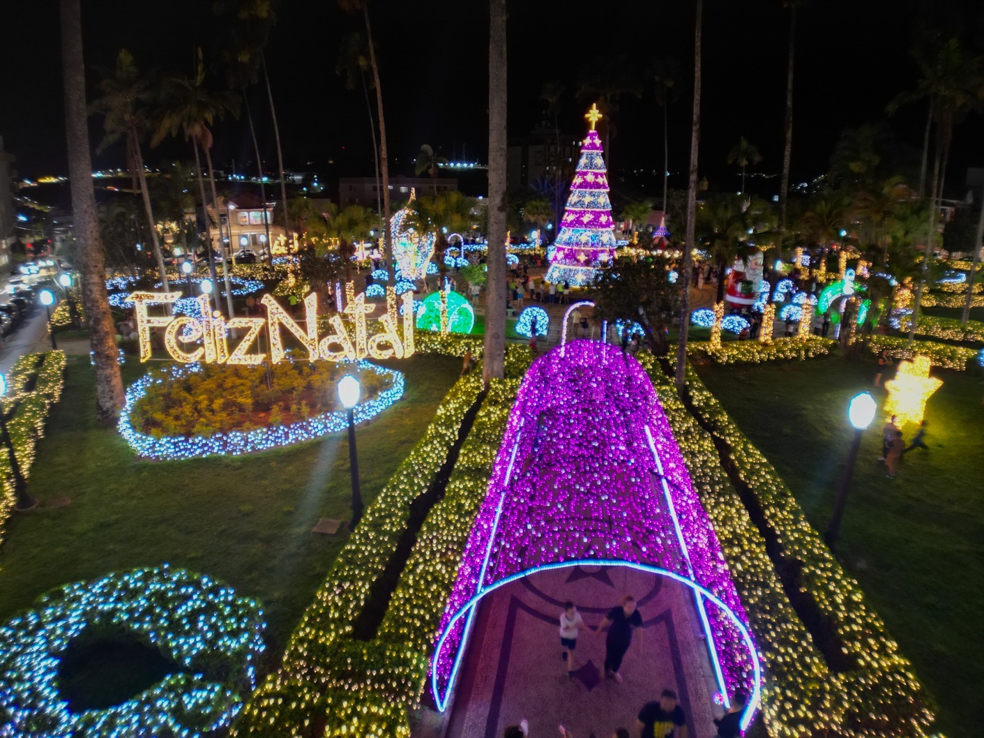 Espaços públicos de Araxá ganham decoração especial de Natal