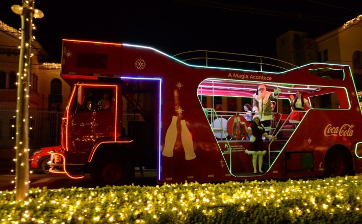 Caravana de Natal da Coca-Cola passa nesta sexta (20) por Araxá; saiba como acompanhar