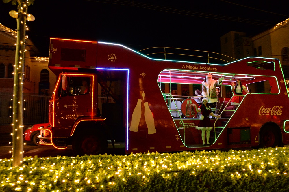 Caravana de Natal da Coca-Cola passa nesta sexta (20) por Araxá; saiba como acompanhar