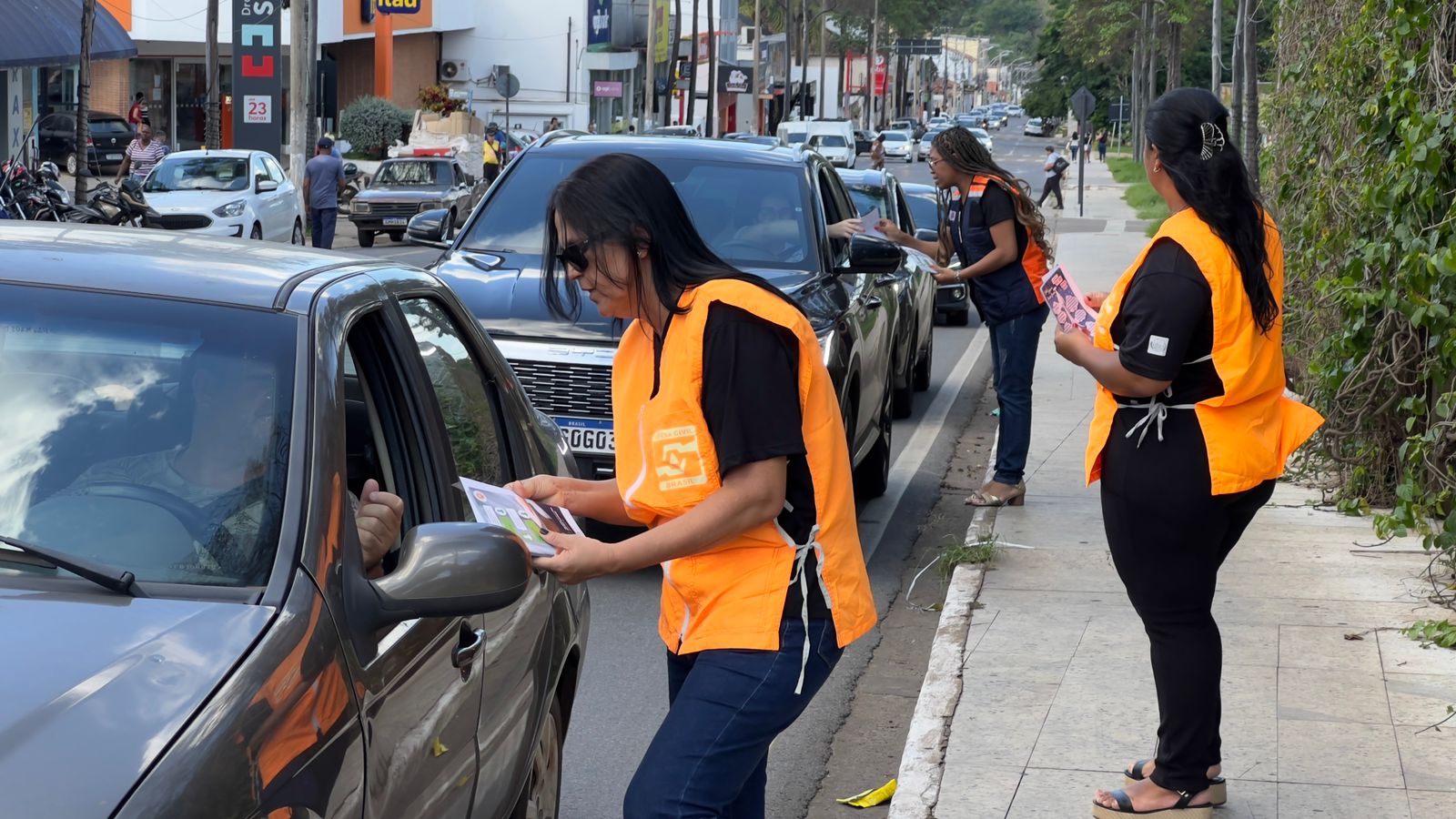 Blitz Educativa de alerta e prevenção para o período chuvoso é realizada na avenida Antônio Carlos