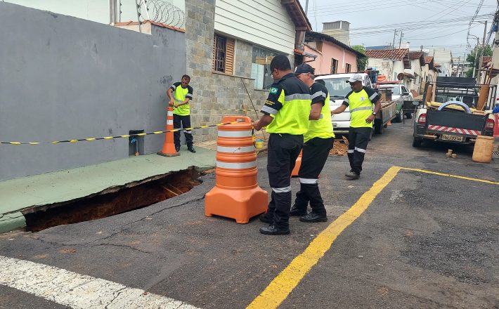 Secretaria de Obras inicia recuperação de vias afetadas pelas chuvas