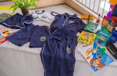 Kit de materiais escolares e uniformes estão garantidos para todos os alunos da rede municipal em 2025