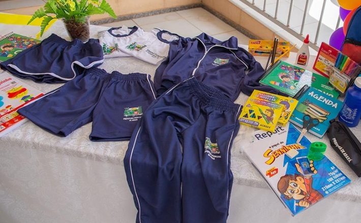 Kit de materiais escolares e uniformes estão garantidos para todos os alunos da rede municipal em 2025