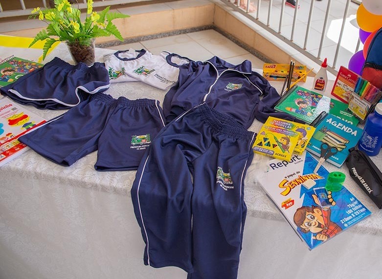 Kit de materiais escolares e uniformes estão garantidos para todos os alunos da rede municipal em 2025