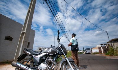 Empresa serão multadas por fios soltos em postes de Araxá 