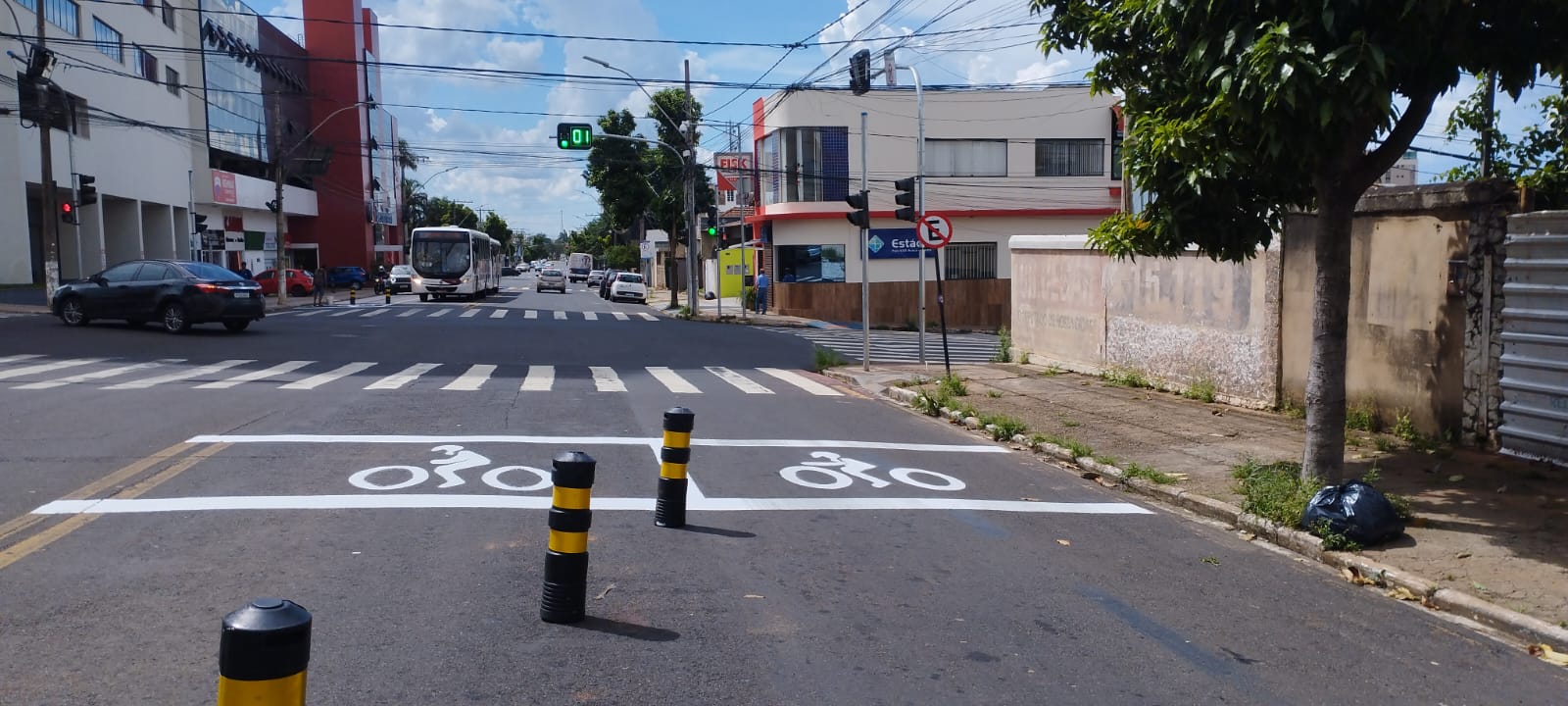 Áreas de espera para motos são implantadas nos semáforos das avenidas Imbiara, Senador Montandon e Getúlio Vargas