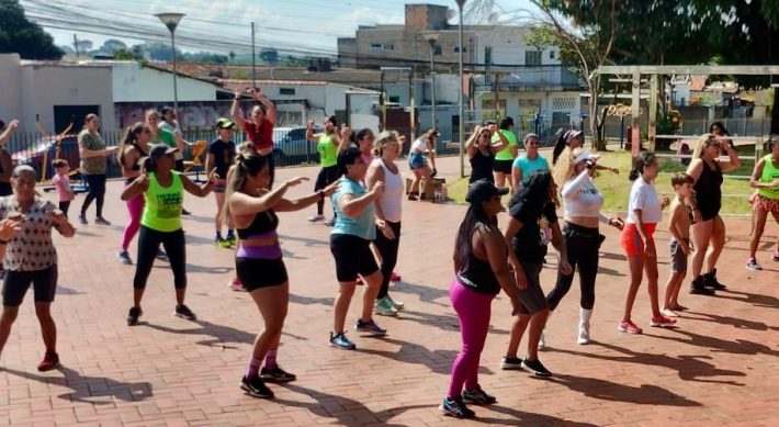 Prefeitura de Araxá oferta aulas gratuitas de zumba, alongamento e ginástica funcional em diversos pontos da cidade