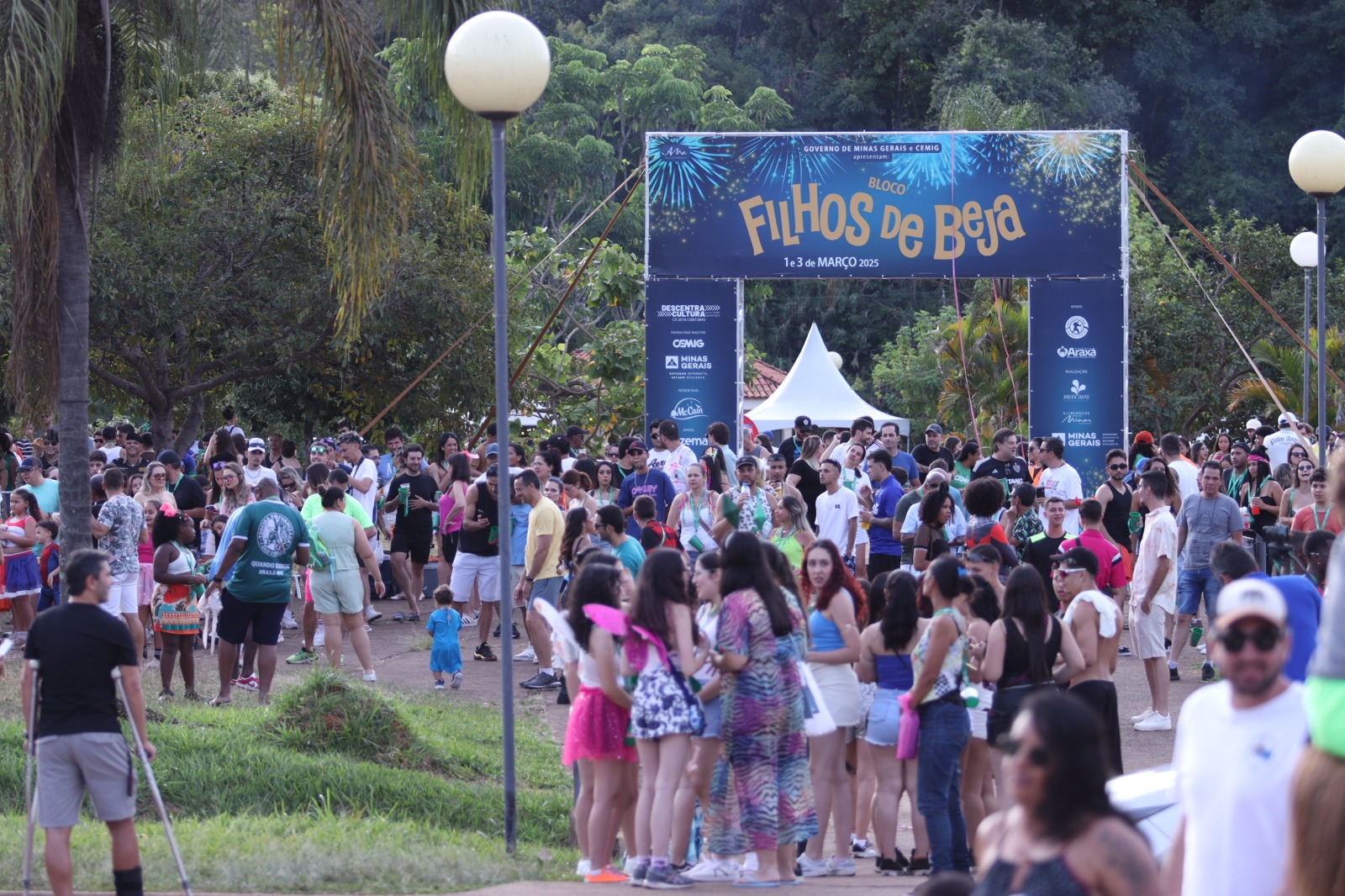 Araxá na Folia atrai milhares de foliões em dois dias de festa